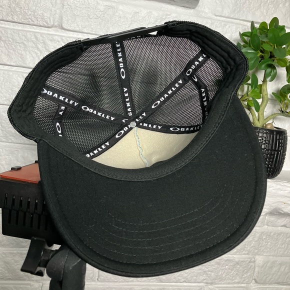 Vintage Oakley Black and Blue Trucker surfer Hat logo spell out embroidered - Picture 8 of 9